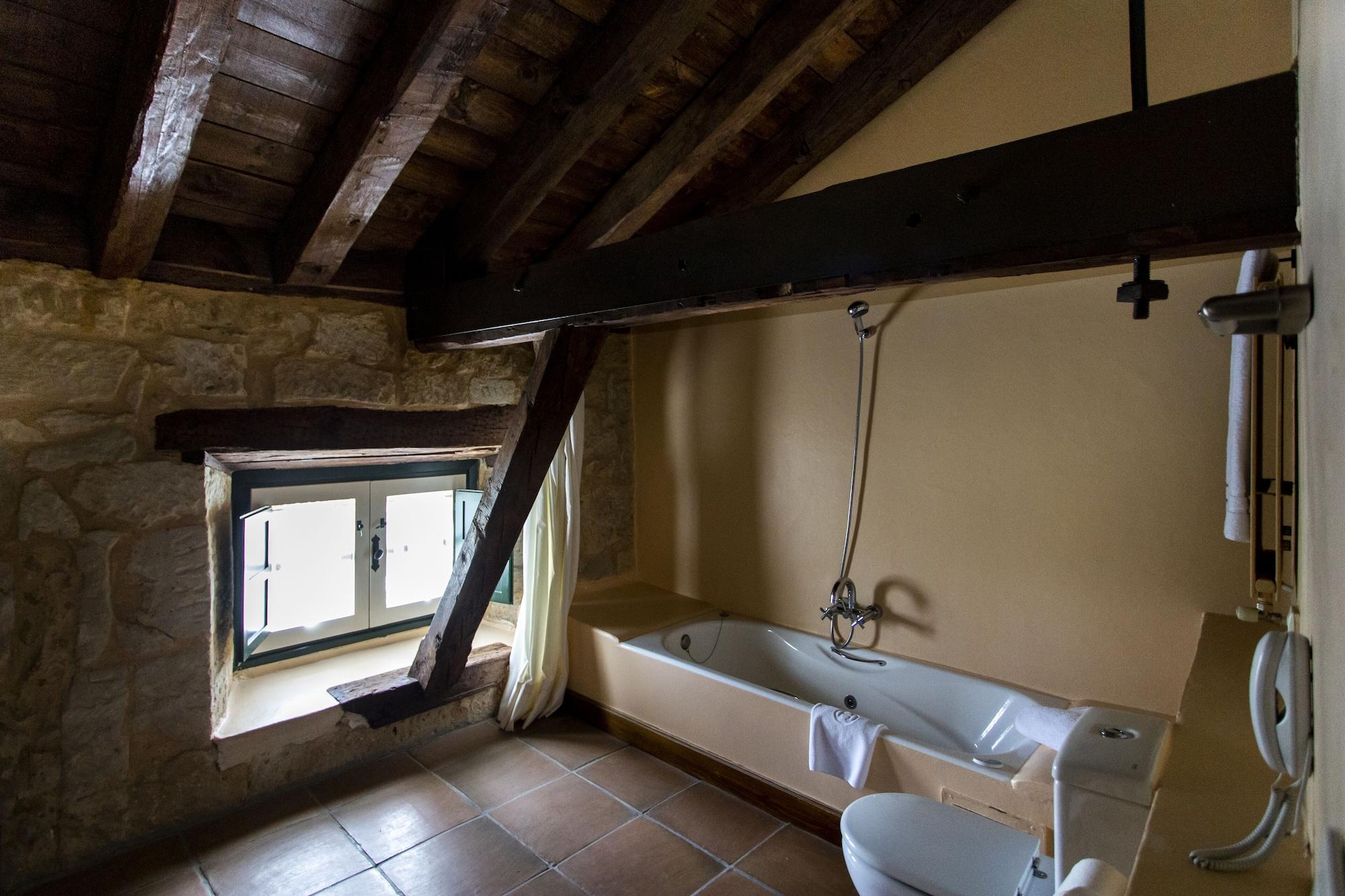 Hacienda Zorita Wine Hotel & Spa Valverdon Bagian luar foto Bathroom in the house