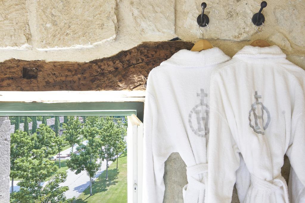 Hacienda Zorita Wine Hotel & Spa Valverdon Bagian luar foto Two bathrobes