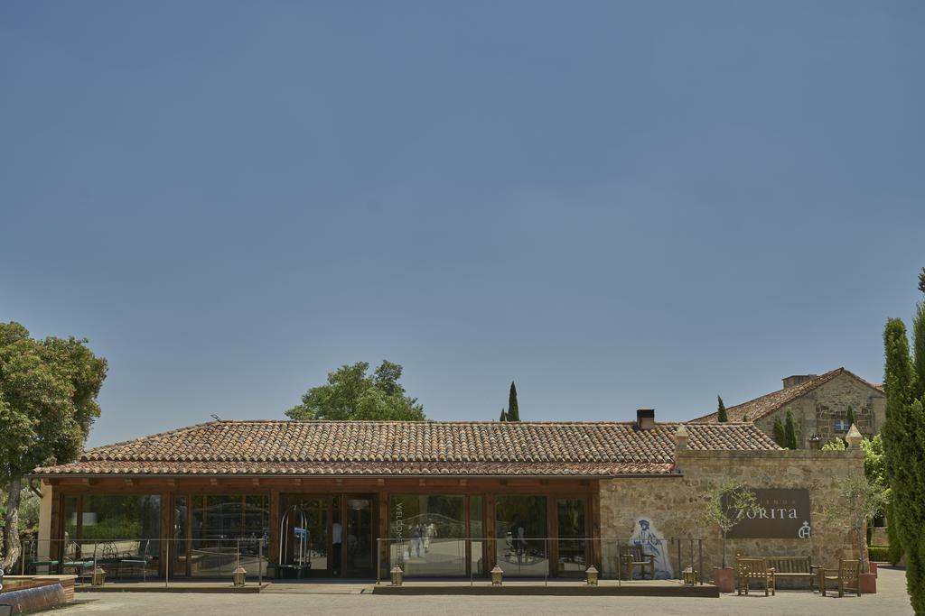 Hacienda Zorita Wine Hotel & Spa Valverdon Bagian luar foto The town hall in Saint-André-de-Lidon