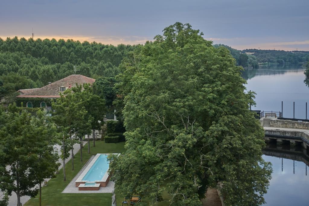 Hacienda Zorita Wine Hotel & Spa Valverdon Bagian luar foto View of the lake from the hotel