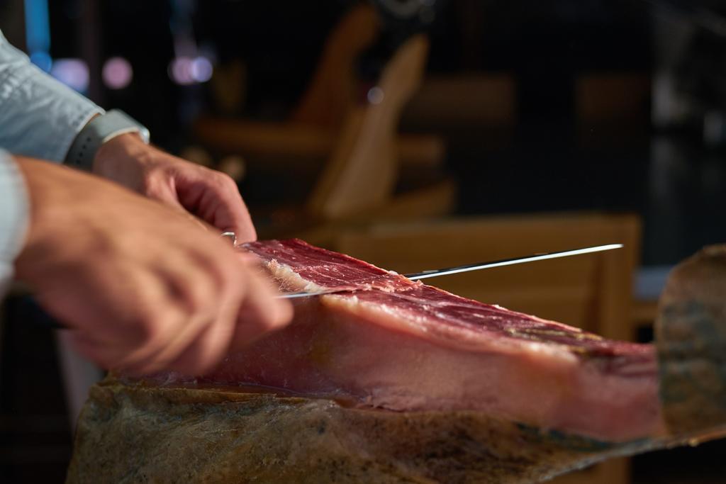 Hacienda Zorita Wine Hotel & Spa Valverdon Bagian luar foto Jamón being sliced