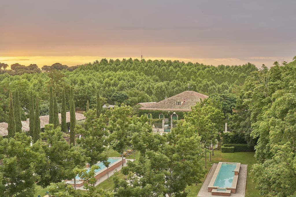 Hacienda Zorita Wine Hotel & Spa Valverdon Bagian luar foto The property at sunset